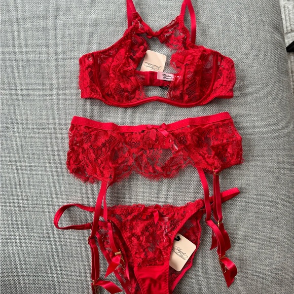 Agent Provocateur Red Lace Set - Bra (34B), Garter, Panty set (Size 3) - BNWT - Picture 2 of 8